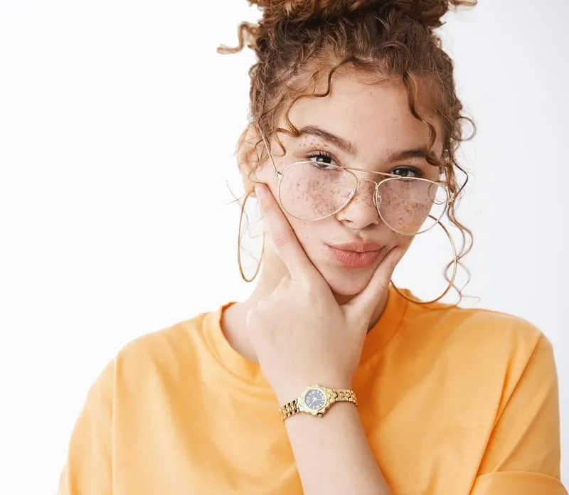 Studierende mit Brille - Professionelle Studienberatung