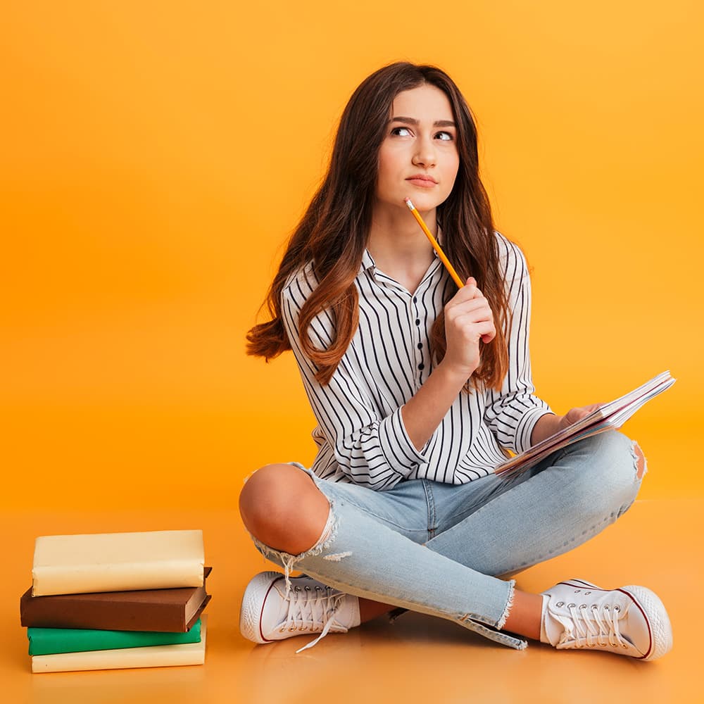 Studentin mit Büchern beim Lernen
